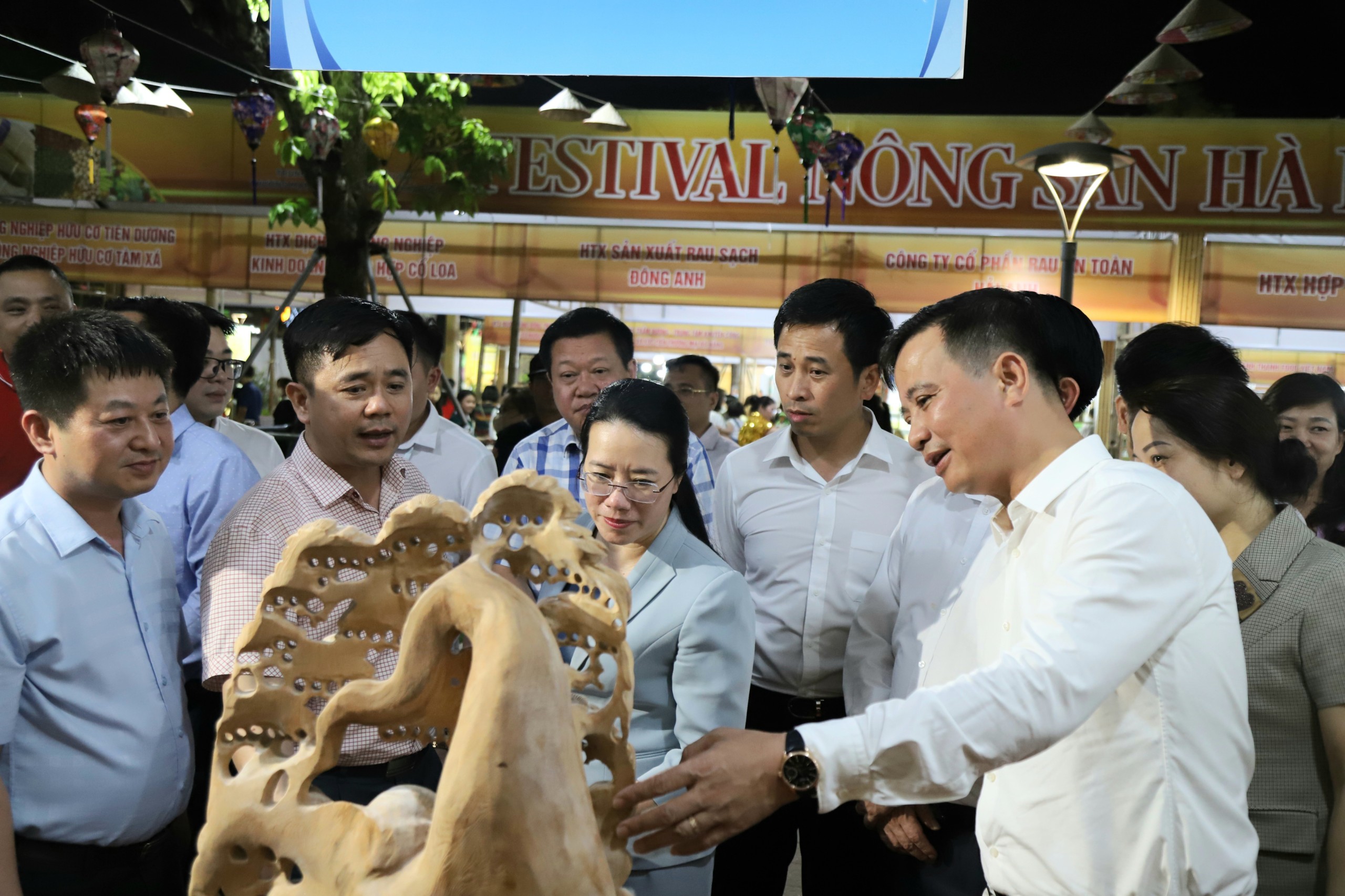 Các đại biểu tham quan khu vực trưng bày sản phẩm điêu khắc gỗ mỹ nghệ
